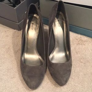 Apt 9 Gray suede heels